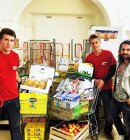 Umut Kivrak und Caritas Helfer bei der Übergabe. (Foto Copyright: Yipbee)