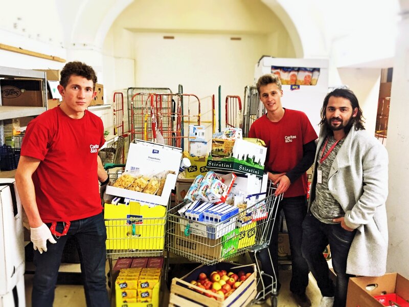 Umut Kivrak und Caritas Helfer bei der Übergabe. (Foto Copyright: Yipbee)