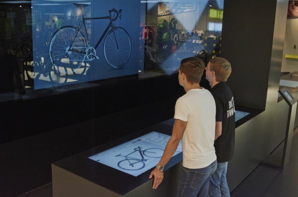 Beratung an der „Interactive Wall“ bei Rose Bikes (Foto: Rose)