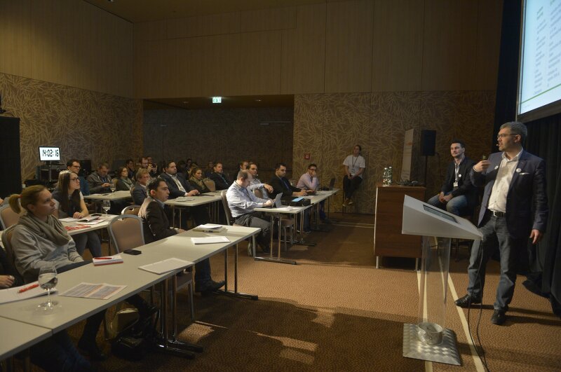 Siegfried Stepke (rechts am Podium), bei der etailment WIEN und Google Analytics Konferenz 2015. (Foto Copyright: Werbeplanung.at Verlag/Rene Strasser)