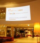 Der Eingangsbereich der etailment WIEN und Google Analytics Konferenz 2016 im Austria Trend Hotel Savoyen. (Foto: Manuel Stenger/Redaktion)