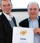 Michael Suitner, Geschäftsführer Secure Payment Technologies, und Andreas Nagel, Key Account Manager Vertrieb VÖB-ZVD Processing, Partner von Blue Code für die Lastschriftverfahren in Österreich und Deutschland, mit dem Preis „Top Produkt Handel 2016“ (Foto: Peter Eilers / BusinessHandel)