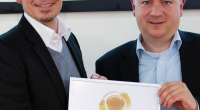 Michael Suitner, Geschäftsführer Secure Payment Technologies, und Andreas Nagel, Key Account Manager Vertrieb VÖB-ZVD Processing, Partner von Blue Code für die Lastschriftverfahren in Österreich und Deutschland, mit dem Preis „Top Produkt Handel 2016“ (Foto: Peter Eilers / BusinessHandel)