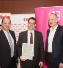 v.l.n.r.: Josef Maier (Leitung Outputmanagement, Österreichische Post), Paul Hofer (Projektleitung Tages-Post, Österreichische Post) und Dirk Lukaschik (Vorsitzender der Geschäftsführung, T-Systems) mit der Auszeichnung „eAward 2016“. (Foto: Report Verlag/Milena Krobath)