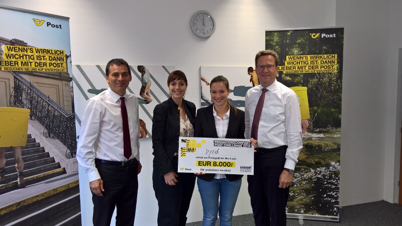 V.l.n.r.: Peter Umundum, Österreichische Post, Vorstand Paket & Logistik, Dahlia Preziosa, Österreichische Post, Leitung Online Innovationsmanagement, Petra Dobrocka, Mitgründerin von Byrd, Walter Hitziger, Österreichische Post, Vorstand Brief, Werbepost & Filialen. (Fotocredit: Österreichische Post)